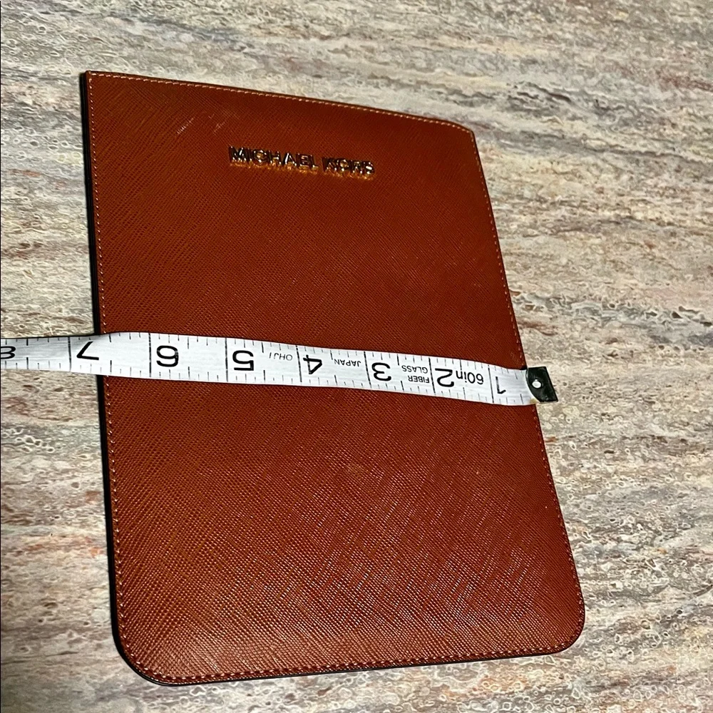 Michael Kors brown table sleeve
